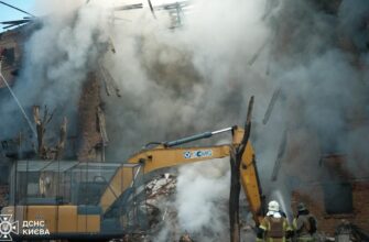 Рожеві капці серед уламків: моторошна картина після нічної атаки на Київ