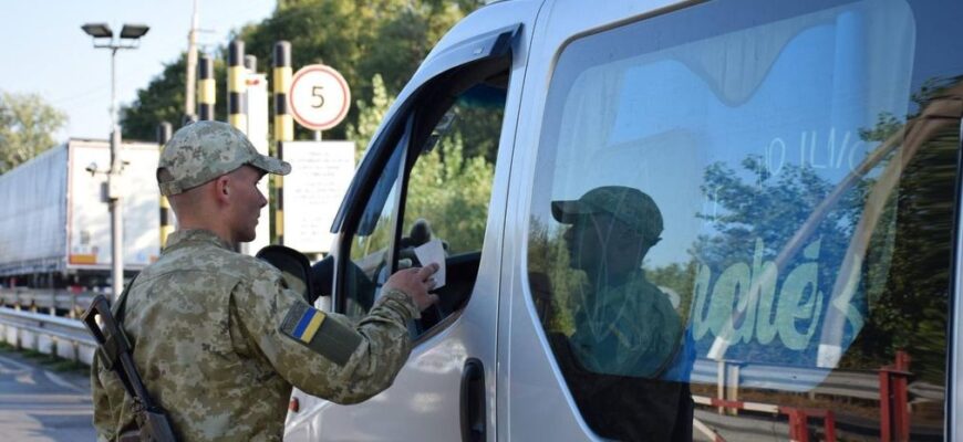 Документи для виїзду за кордон: через яку дрібницю прикордонники розвертають авто