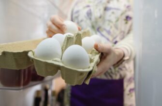 Звичка, що псує продукти: де насправді мають лежати яйця у холодильнику