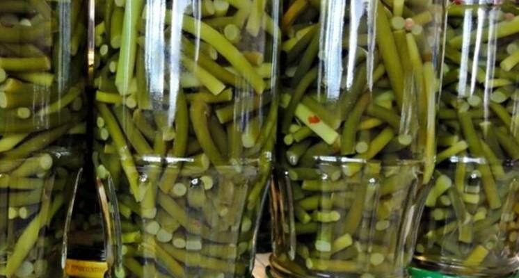 Зірвіть і не викидайте: як зробити делікатес із часникових стрілок