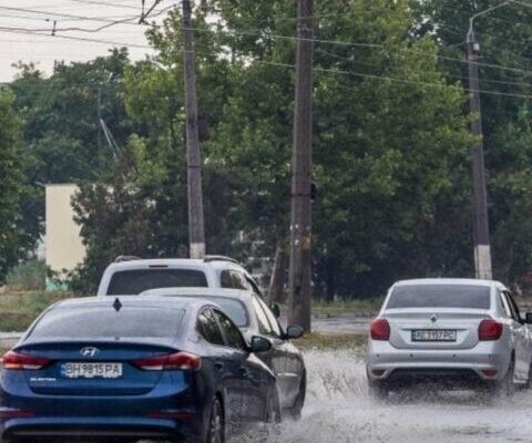 Вулиці можуть перетворитися на річки: синоптики попередили про потужну негоду