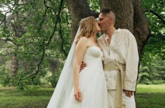 Дощ під вівтарем: як пройшло неочікуване весілля Євгена Клопотенка
