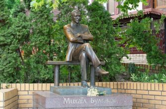 Кінець епохи на Андріївському: чому з Києва зник пам’ятник Михайлу Булгакову