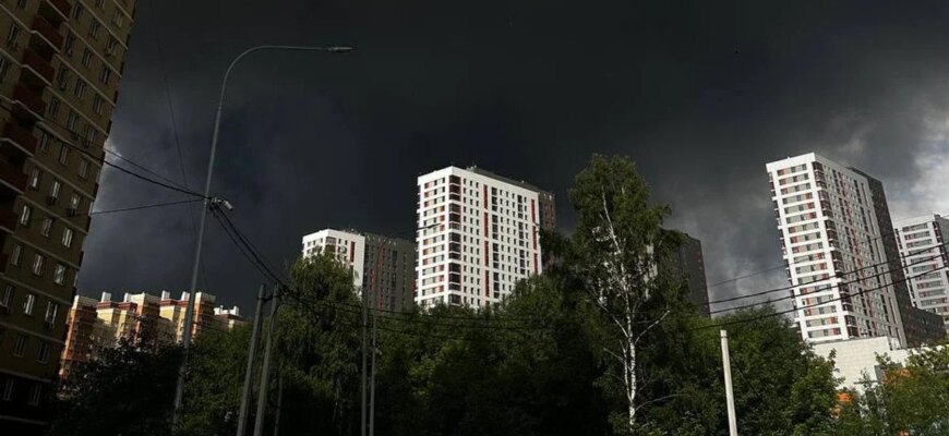 Столиця агресора у вогні: як масована атака перетворила день на суцільну темряву