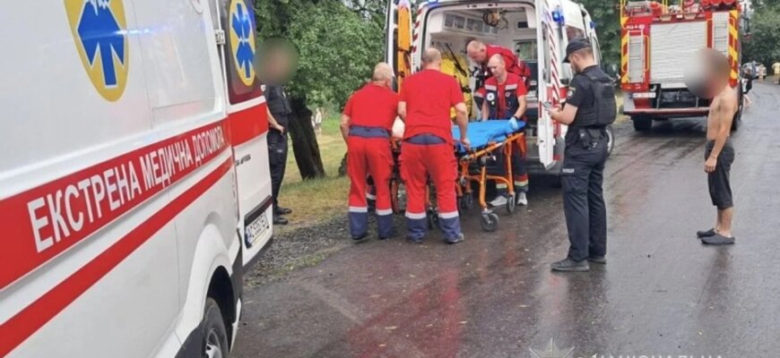 На Волині блискавка вдарила біля водойми: 7 людей знепритомніли