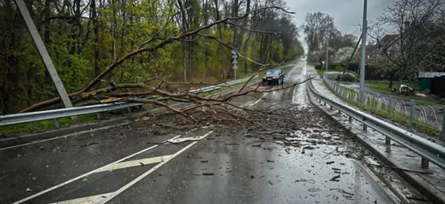 Нова хвиля небезпечної погоди знову вдарить: на Київщині оголошено штормове попередження