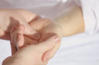 Подивіться на свої руки: лікарі назвали неочевидний симптом вкрай небезпечної хвороби