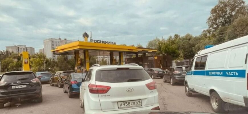 «Усе під контролем», але баки порожні: у Росії шукають спосіб врятувати паливний ринок