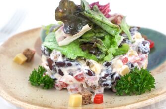 Салат з куркою та чорносливом, який підкорює святковий стіл: простий рецепт із «вау» ефектом