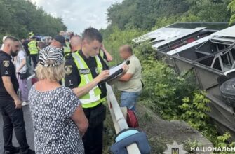 Масштабна аварія на трасі: туристичний автобус злетів у кювет
