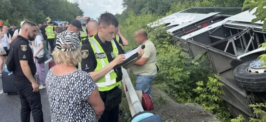 Масштабна аварія на трасі: туристичний автобус злетів у кювет