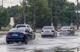 Вулиці можуть перетворитися на річки: синоптики попередили про небезпечну негоду в Україні