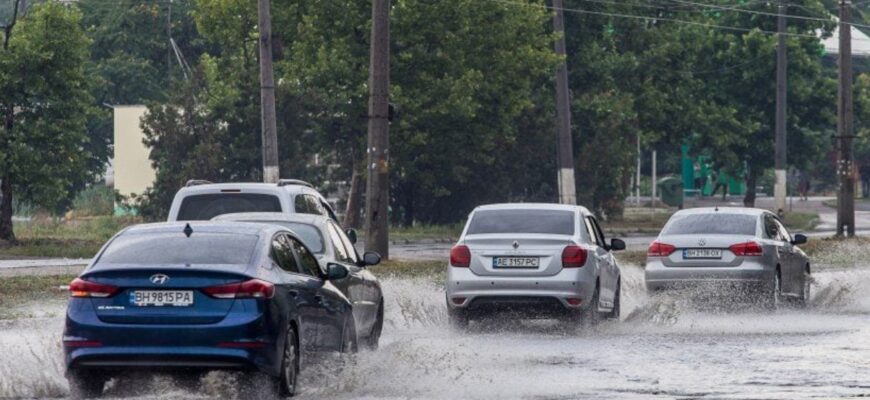 Вулиці можуть перетворитися на річки: синоптики попередили про небезпечну негоду в Україні