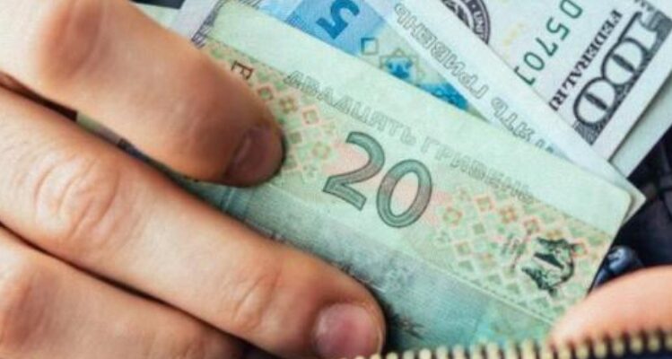 Долар і євро знову ставлять рекорди: що відбувається з валютним ринком в Україні