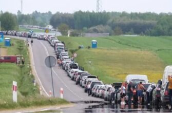 Пекло на кордоні: чому українці годинами стоять у чергах під палючим сонцем