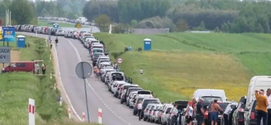 Пекло на кордоні: чому українці годинами стоять у чергах під палючим сонцем