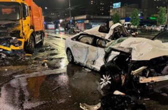 У Києві сталася масштабна ДТП: легковик на швидкості влетів у вантажівку