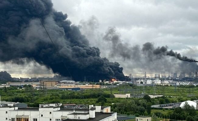 Чорні опади у столиці: жителі в паніці через дивні наслідки атаки