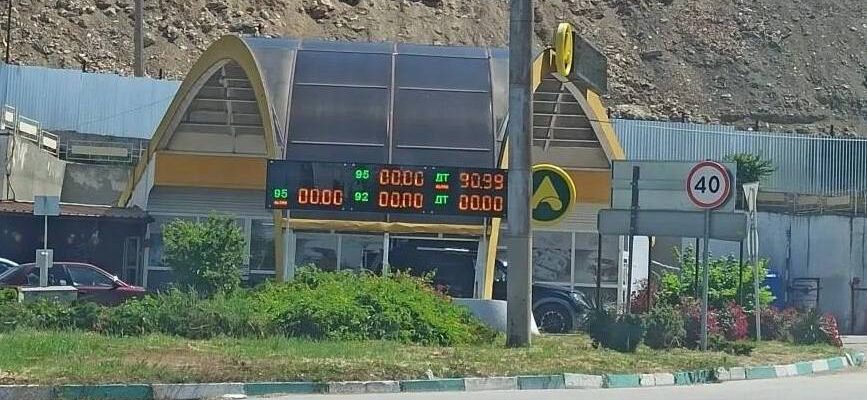 Паливна криза набирає обертів: чому на окупованих територіях вишиковуються кілометрові черги