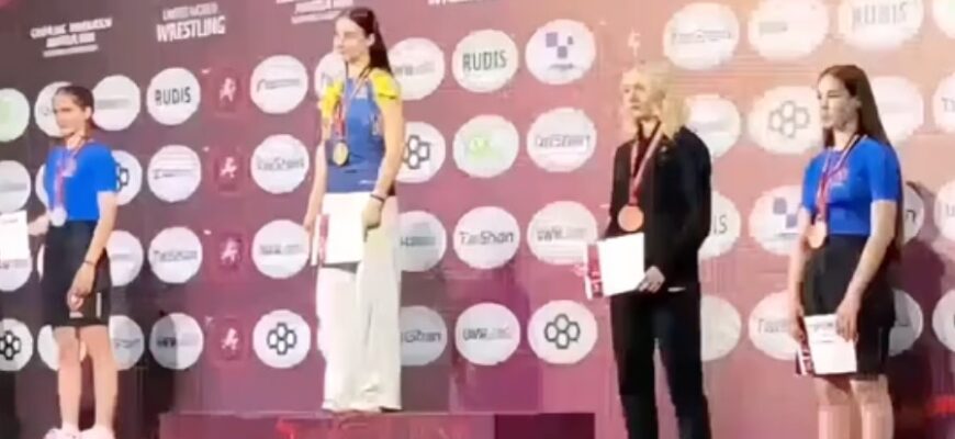 «Потікали як чорт від ладану»: росіяни ганебно втекли з п’єдесталу на ЧЄ з ММА під час гімну України