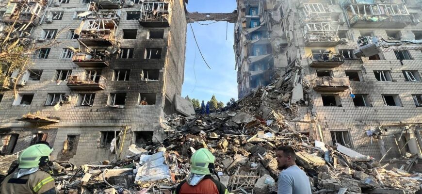 Ракетний удар по багатоповерхівці: 11 неочевидних речей, які рятують життя під завалами