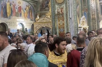 «Геть звідси!»: сотні нетішинців вигнали священників УПЦ МП просто з собору