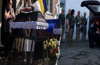 Сльози та плакати: що відбулося на похованні братів, яких підозрюють у вбивстві військові
