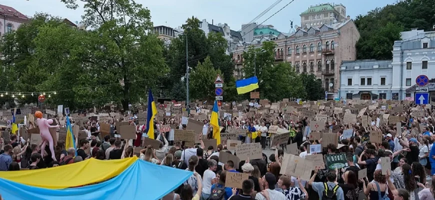 Хвиля непокори: у великих містах України вже п’яту добу вирують масові протести