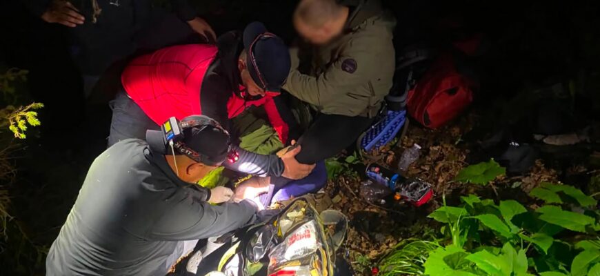 На Закарпатті 24-річний турист зірвався зі скелі під час походу