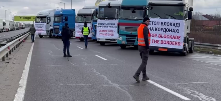 Стихійний протест у Львові: натовп перекинув авто ТЦК — що відомо?