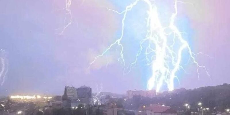 Гроза та розетки: чи варто ризикувати дорогою технікою