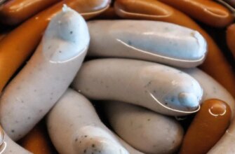 Чи треба знімати плівку з сосисок перед варінням: фахівці дали остаточну відповідь