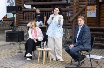 З чим поєднала вишиванку з червоними квітами Олена Зеленська під час зустрічі з дітьми