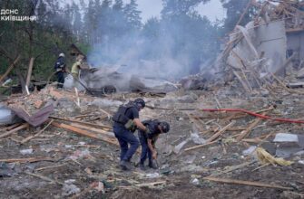 Зруйновані будинки та розтрощені авто: ДСНС показала жахливі наслідки ворожого удару по Київщині