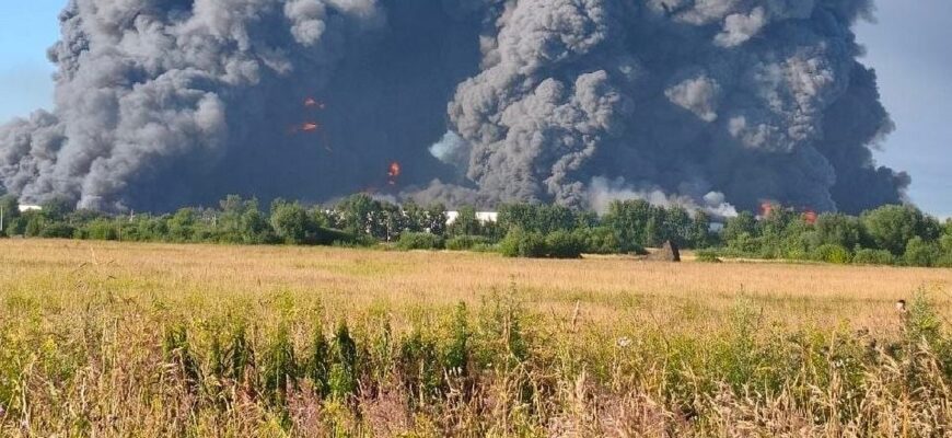 Чорне небо над Москвою: масштабна пожежа на складі Wildberries змінила вигляд столиці РФ