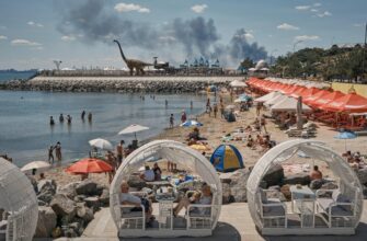 Море, сонце, відпочивальники на пляжі та чорний дим над Одесою: тривожні кадри з міста 🚨