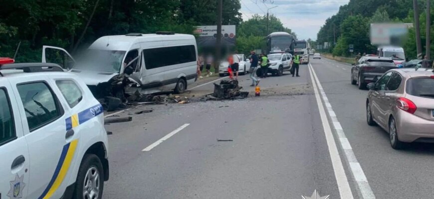 Масштабна аварія на Прикарпатті: деталі моторошного зіткнення з маршруткою