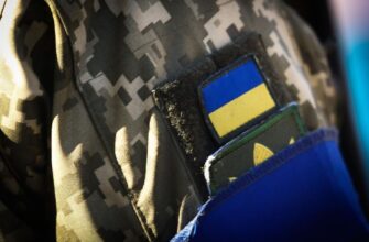 На Хмельниччині представники ТЦК прикували батька військовослужбовця наручниками до автомобіля 🚨