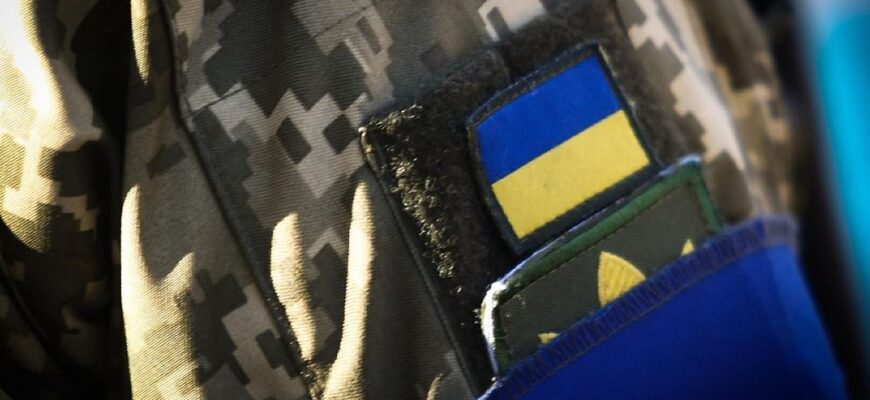 На Хмельниччині представники ТЦК прикували батька військовослужбовця наручниками до автомобіля 🚨