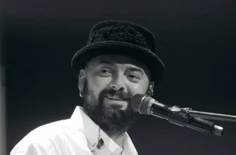 Обійняв хрест і не стримав емоцій: військовий привітав покійного ADAM з днем народження на могилі