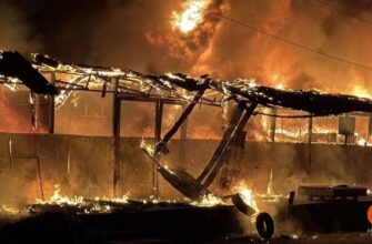 Масштабна пожежа на площі 1800 квадратних метрів спалахнула у Запоріжжі після нічної атаки