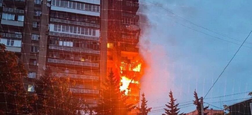 Авіаудар РФ по Краматорську: рятувальники витягували людей із палаючої багатоповерхівки, є поранені