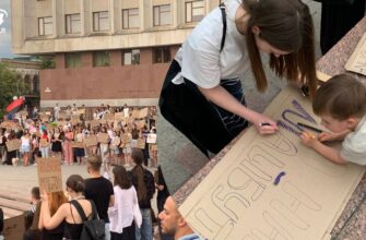 «Руки геть від Федорова»: третій день поспіль міста України мітингують через відставку міністра