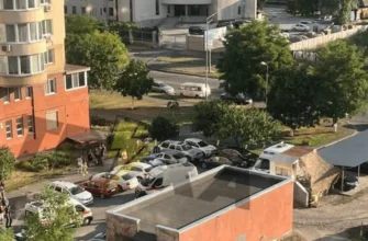 Кривавий напад у Києві: молодик порізав ножем трьох перехожих