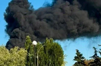 Росія влучила у торговельний комплекс в одному з міст України: спалахнула масштабна пожежа