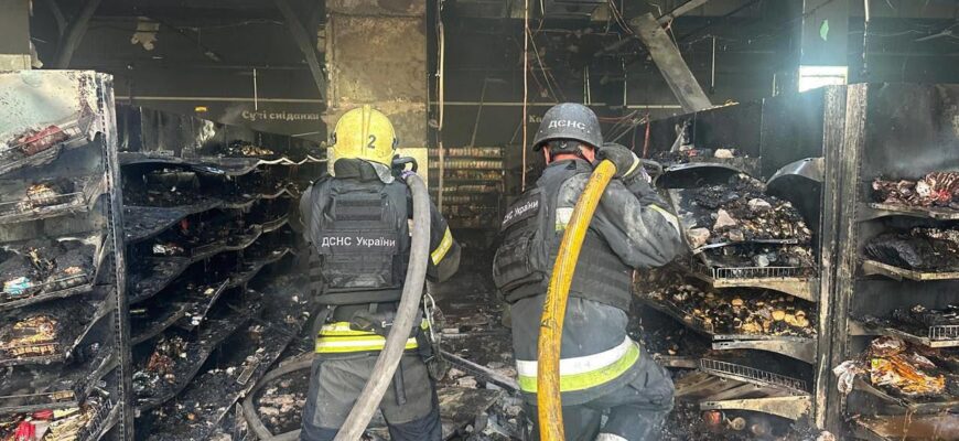 Кривавий удар по Чернігову: ворожий дрон з камерою прицільно атакував супермаркет