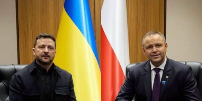 Перша зустріч після скандалу: про що мовчали Зеленський і Навроцький?