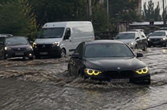 Небо розверзлося за лічені хвилини: цілі вулиці опинилися під водою