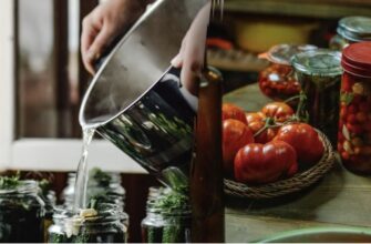 Чи потрібно перевертати банки: яка консервація може вибухнути