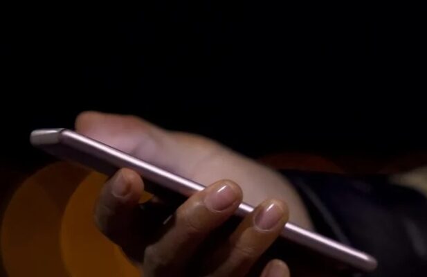 Вбивця вашого сну: чому смартфон біля подушки небезпечніший, ніж ви думаєте